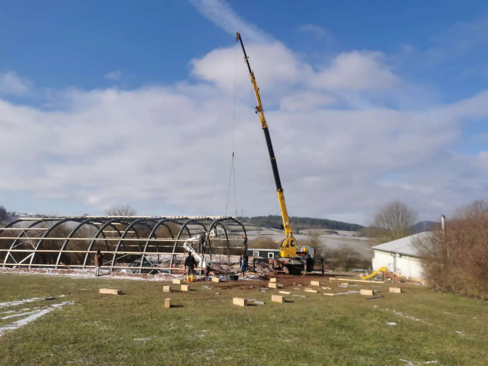 Vormontierte Rundbogenträger der Stahlhalle des Flugplatzhangars in Bad Wildungen